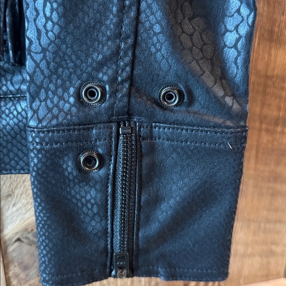 Pam & Gela Black snake skin Textured Faux Leather Trucker Jacket - Picture 4 of 6